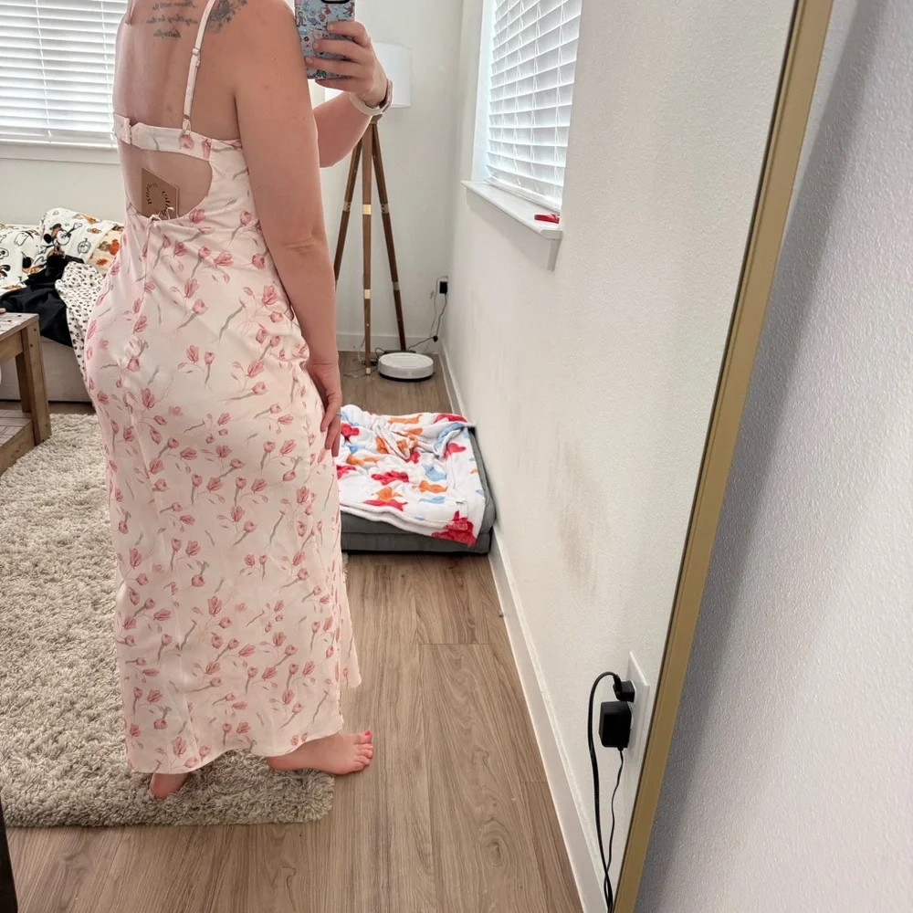 Chic Floral Midi Dress in Pink - Picture 2 of 6